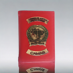 O porta cédula vem com a logo da CAMAB na capa.